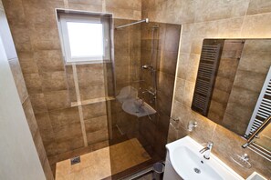 Grand-Apartment, 2 Schlafzimmer, Stadtblick | Badezimmer | Dusche, kostenlose Toilettenartikel, Haartrockner, Hausschuhe