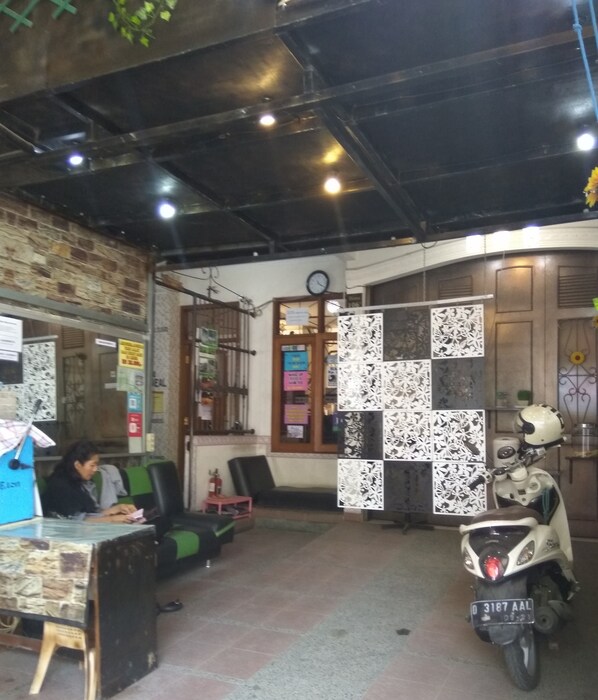 Double Bunk Bed Shared Bathroom Fan TV | Living area | 15-inch LED TV with cable channels, TV - Peony Guesthouse (Bandung)