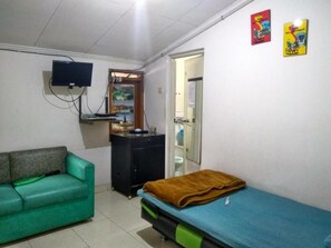 Free WiFi, bed sheets - Peony Guesthouse (Bandung)