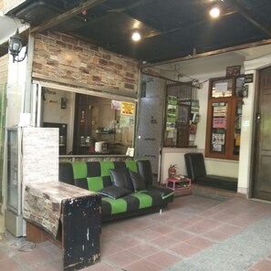 Reception - Peony Guesthouse (Bandung)