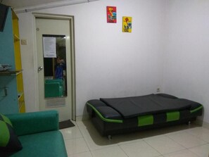 Free WiFi, bed sheets - Peony Guesthouse (Bandung)