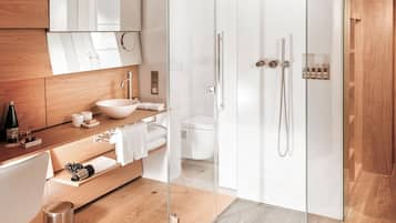 Doppelzimmer (Kuma) | Badezimmer | Dusche, Regendusche, kostenlose Toilettenartikel, Haartrockner
