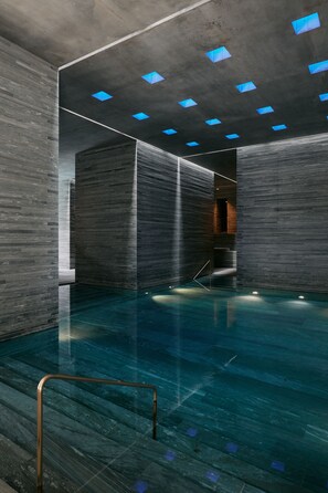 Indoor pool, outdoor pool, open 7:00 AM to 8:00 PM, pool loungers - House of Architects (Vals)