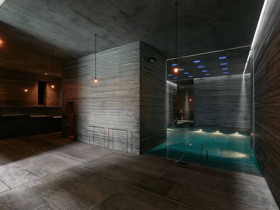Una piscina techada, una piscina al aire libre
