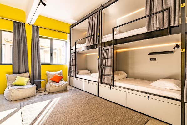 Deluxe Ortak Ranzalı Oda, Karma Ranzalı Oda (8 Beds) | Güneşlik/perde, ses yalıtımı, ücretsiz kablosuz İnternet, çarşaf takımı