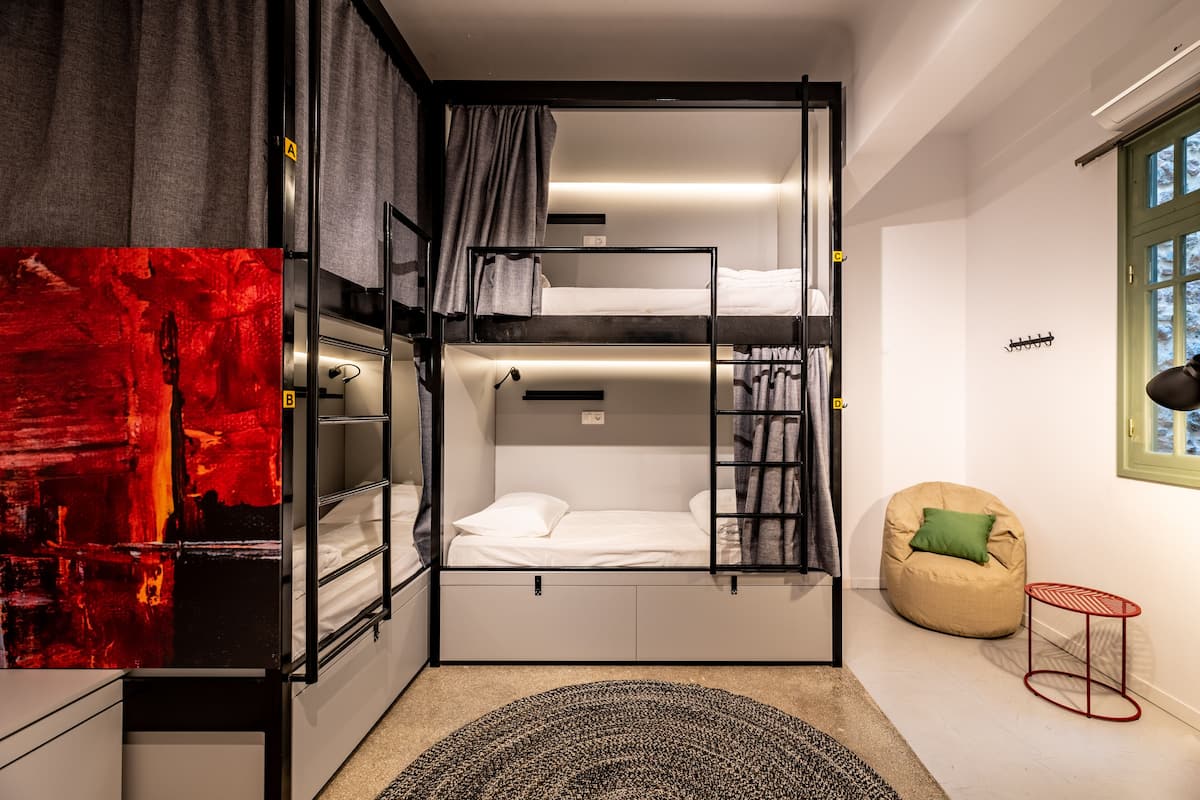 Dormitorio compartido estándar, solo para mujeres (4 Beds) | Cortinas blackout, insonorización, wifi gratis y ropa de cama