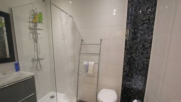 Douche, serviettes fournies, savon, papier toilette