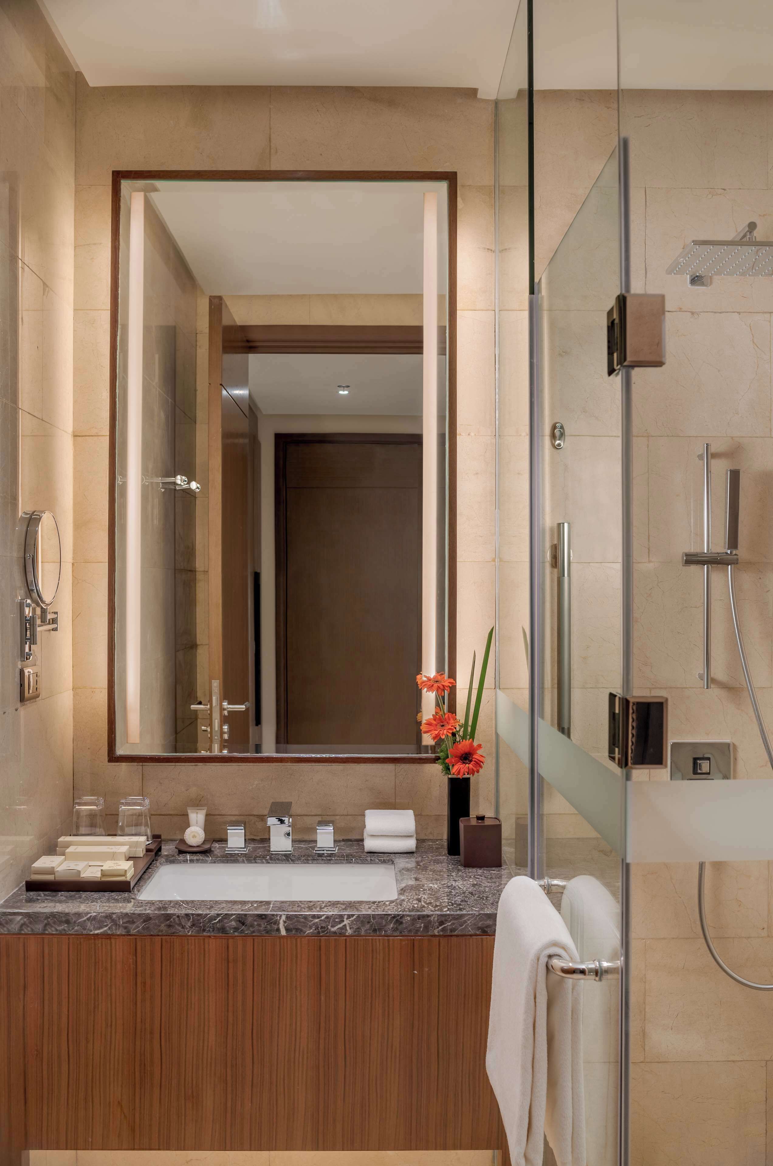 shower, rainfall showerhead, free toiletries, hair dryer