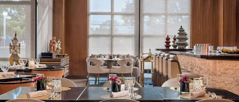 2 restaurants, breakfast, lunch, dinner served; Thai cuisine