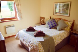 Junior suite, uitzicht op zee | Een strijkplank/strijkijzer, gratis wifi, beddengoed, rolstoeltoegang