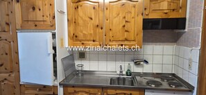 Refrigerador, horno, parrilla de estufa y utensilios de cocina 
