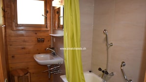 A wooden cabin bathroom with a sink, toilet, and bathtub. - Individual chalet in Zinal - 1 bedroom with a double bed (140x200) - 1 bedroom with 2 beds - 1 bedro (Zinal)