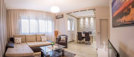 Căn hộ trung tâm thành phố, 1 phòng ngủ, hiên | Khu phòng khách | TV LCD 40-inch có truyền hình cáp, TV