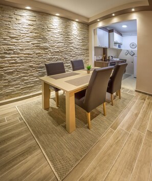 City appartement, 1 slaapkamer, terras | Dineren op de kamer