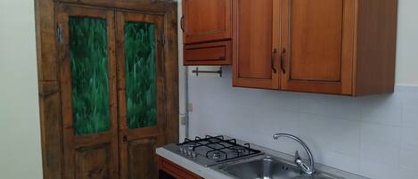 Fridge, oven, stovetop, coffee/tea maker