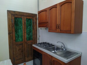 Kühlschrank, Ofen, Herdplatte, Wasserkocher mit Kaffee-/Teezubehör