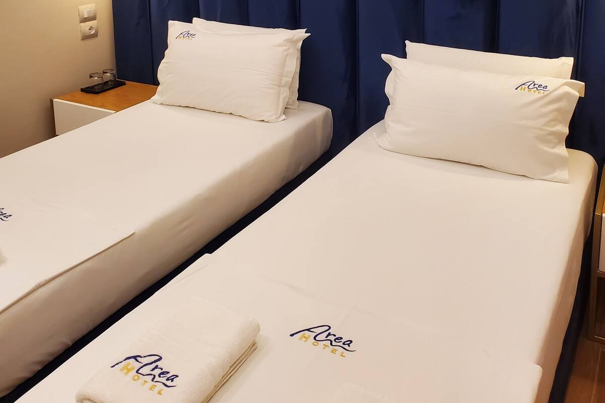 Kamer, 1 twee- of 2 eenpersoonsbedden, op benedenverdieping | 1 slaapkamer, een minibar, een kluis op de kamer, een bureau