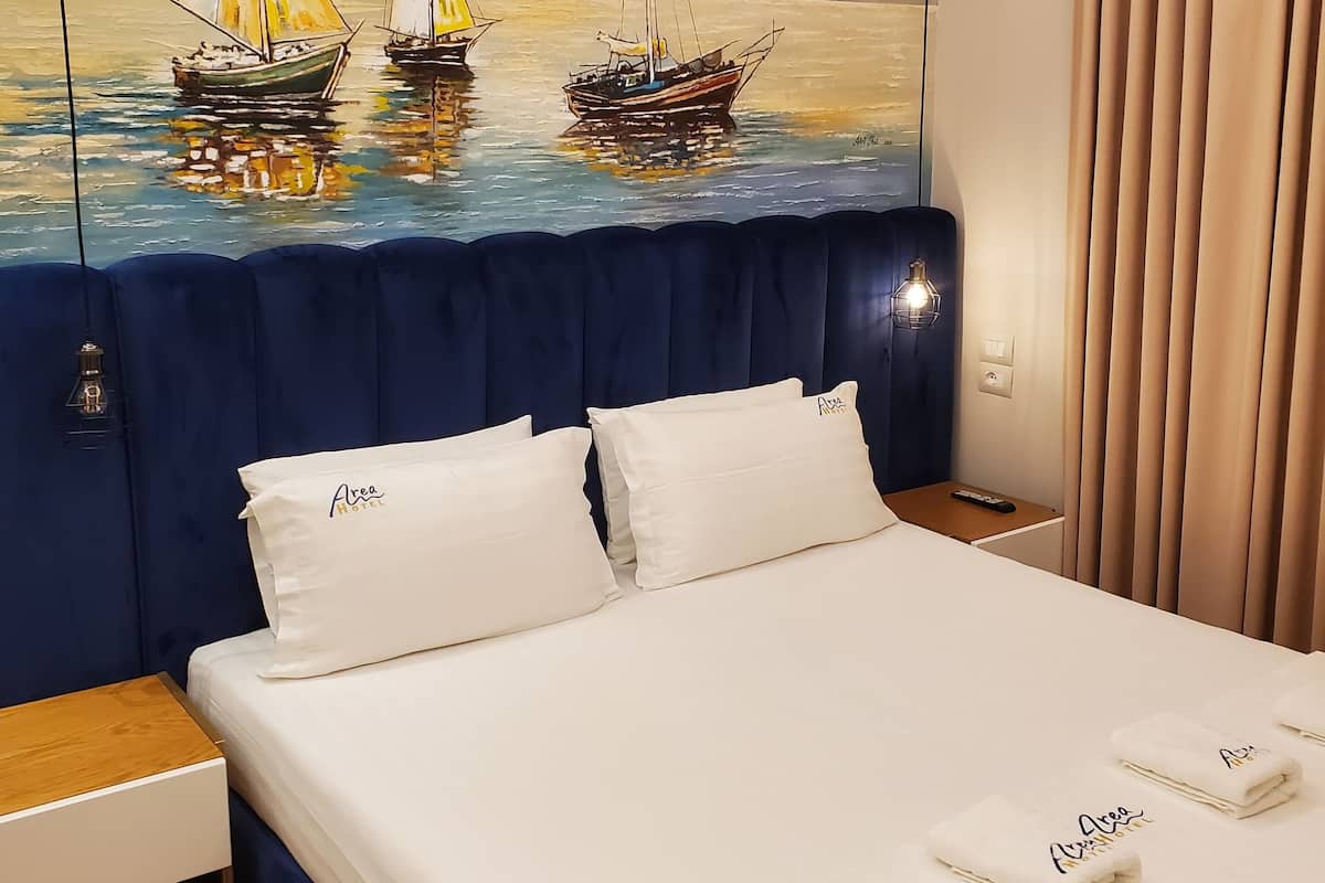 Tweepersoonskamer, op benedenverdieping | 1 slaapkamer, een minibar, een kluis op de kamer, een bureau