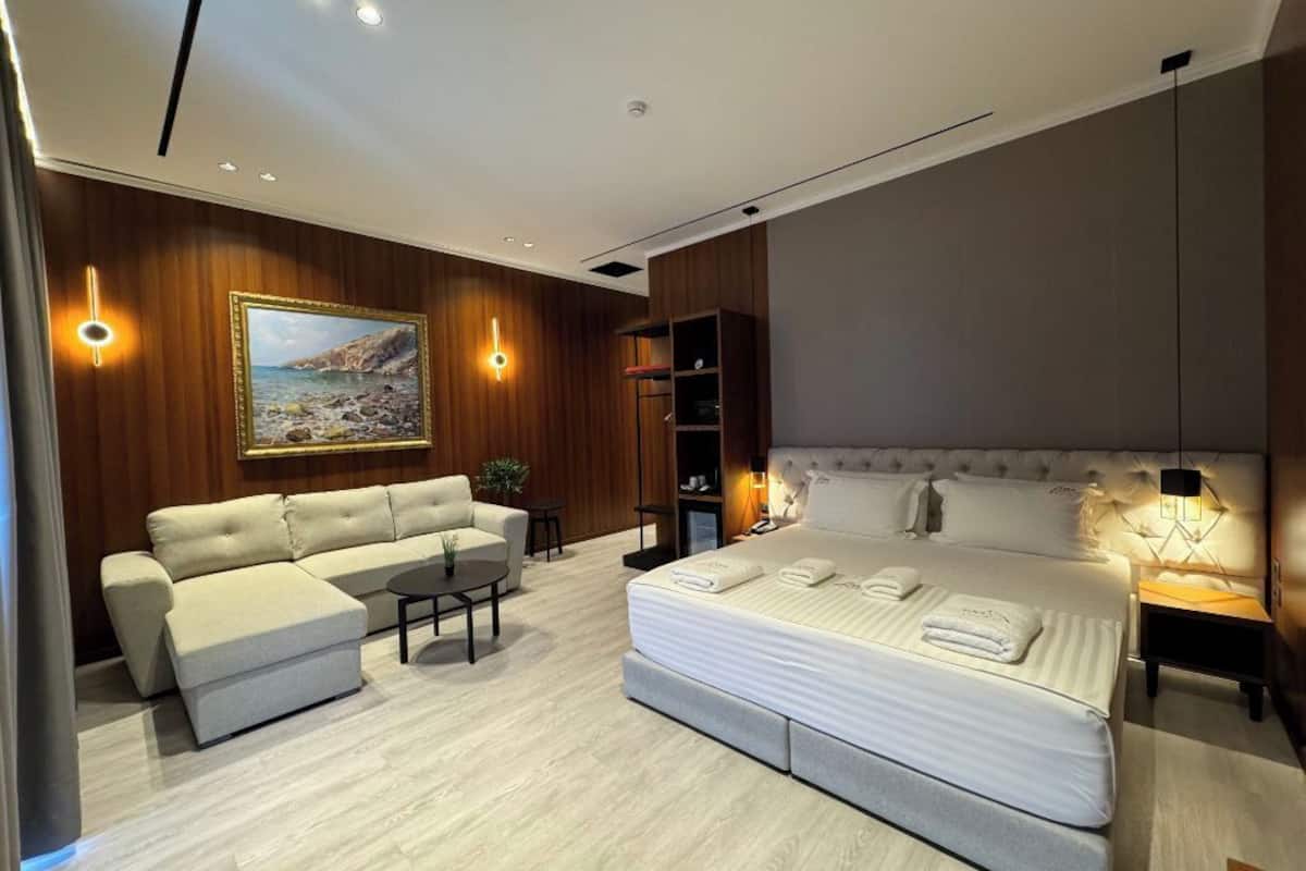 Junior suite, balkon | 1 slaapkamer, een minibar, een kluis op de kamer, een bureau