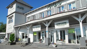 Un edificio con cafetería, hotel y boutique.