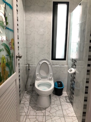 Studio | Kylpyhuone | Suihku, sadesuihkupää, ilmaiset hygieniatuotteet, tohvelit