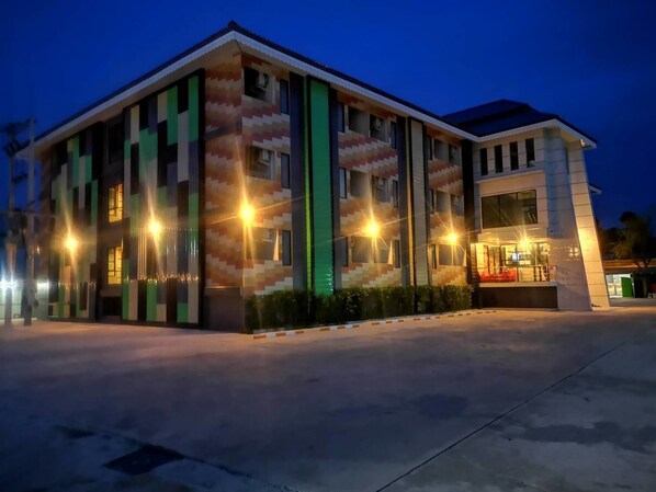 住宿正面 - 傍晚/夜晚