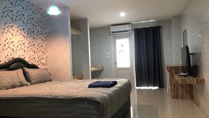 Espacio para trabajar con laptop, cortinas blackout y wifi gratis 