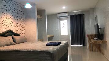 Studio | Laptop workspace, blackout drapes, free WiFi, bed sheets