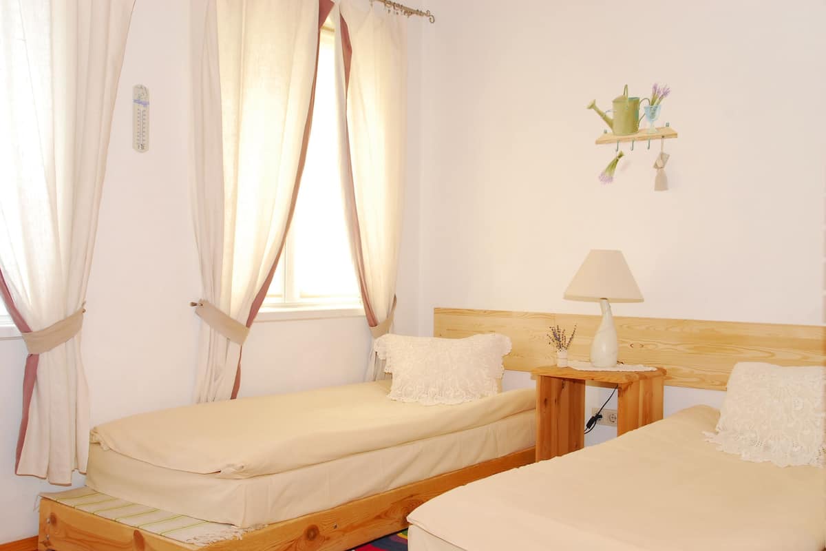 Kamar Twin Standar | Setrika/meja setrika, Wi-Fi gratis, dan seprai linen