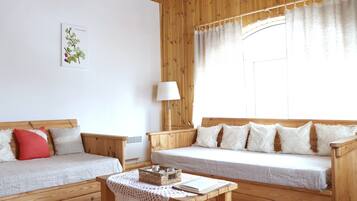 Deluxe Double Room | Iron/ironing board, free WiFi, bed sheets