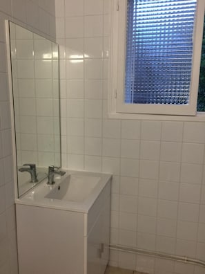 Ducha, secador de pelo, toallas