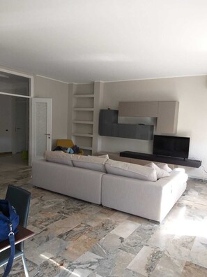 Smart TV, libros y estéreo 