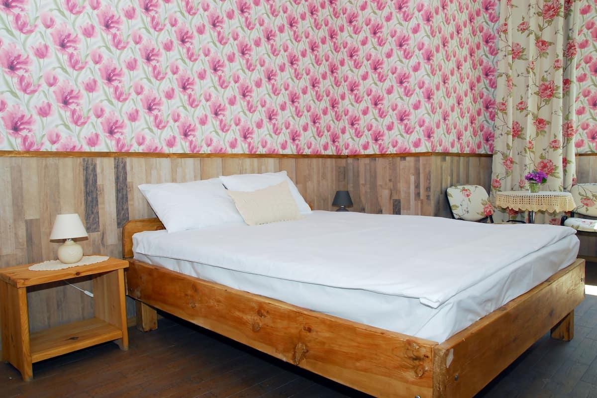 Tabla de planchar con plancha, wifi gratis y ropa de cama