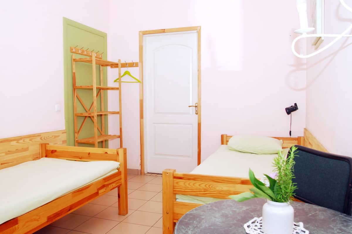 Tabla de planchar con plancha, wifi gratis y ropa de cama