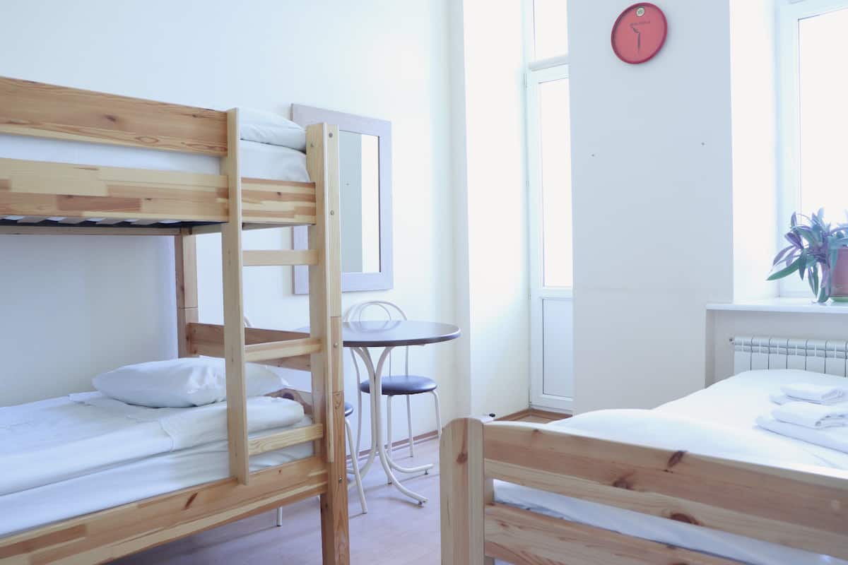 Tabla de planchar con plancha, wifi gratis y ropa de cama