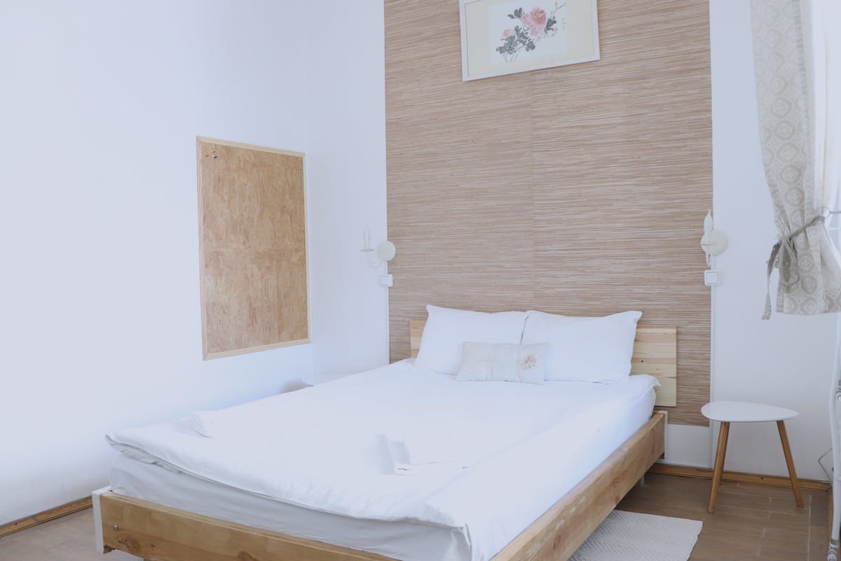 Tabla de planchar con plancha, wifi gratis y ropa de cama