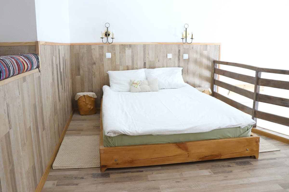 Tabla de planchar con plancha, wifi gratis y ropa de cama