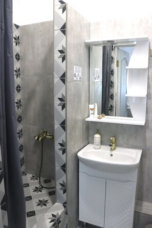 Habitación doble Deluxe, baño privado | Baño | Toallas 