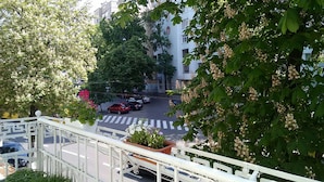 Une vue de rue avec un passage piéton, des voitures et des bâtiments en arrière-plan.
