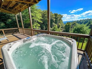 Outdoor spa tub - MEMORIAL DAY AVAIL Dream Mtn Lodge - 5BR/4BA w/Hot Tub, Pool Table, & WiFi! (Grassy Creek)