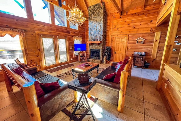 Smart-tv, een open haard, videospelletjes en een tafeltennistafel