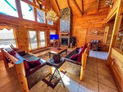 Game Nights, Cozy Beds & Scenic Views - All at Dream Mtn Lodge!