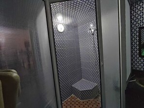 Safae Suite Deluxe | Kylpyhuone | Erillinen kylpyamme ja suihku, ilmaiset hygieniatuotteet