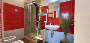 Shower, hydromassage showerhead, hair dryer, bidet - B&B Le Strade del Gavi (Francavilla Bisio)