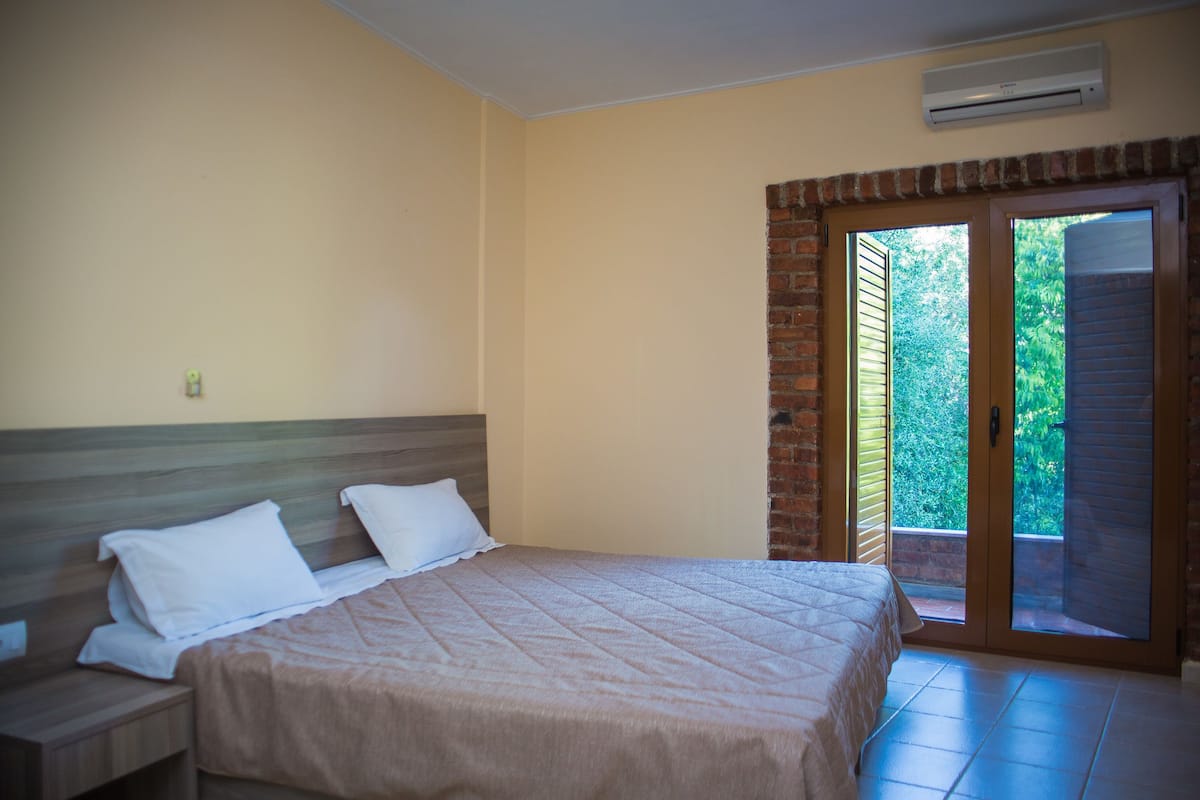 Habitación doble, balcón | 1 habitación, escritorio, insonorización y camas extra