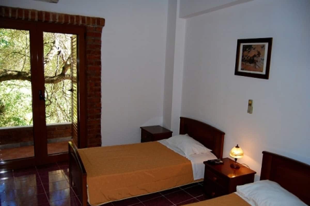 Twin Room, Balcony | Desk, soundproofing, rollaway beds, bed sheets