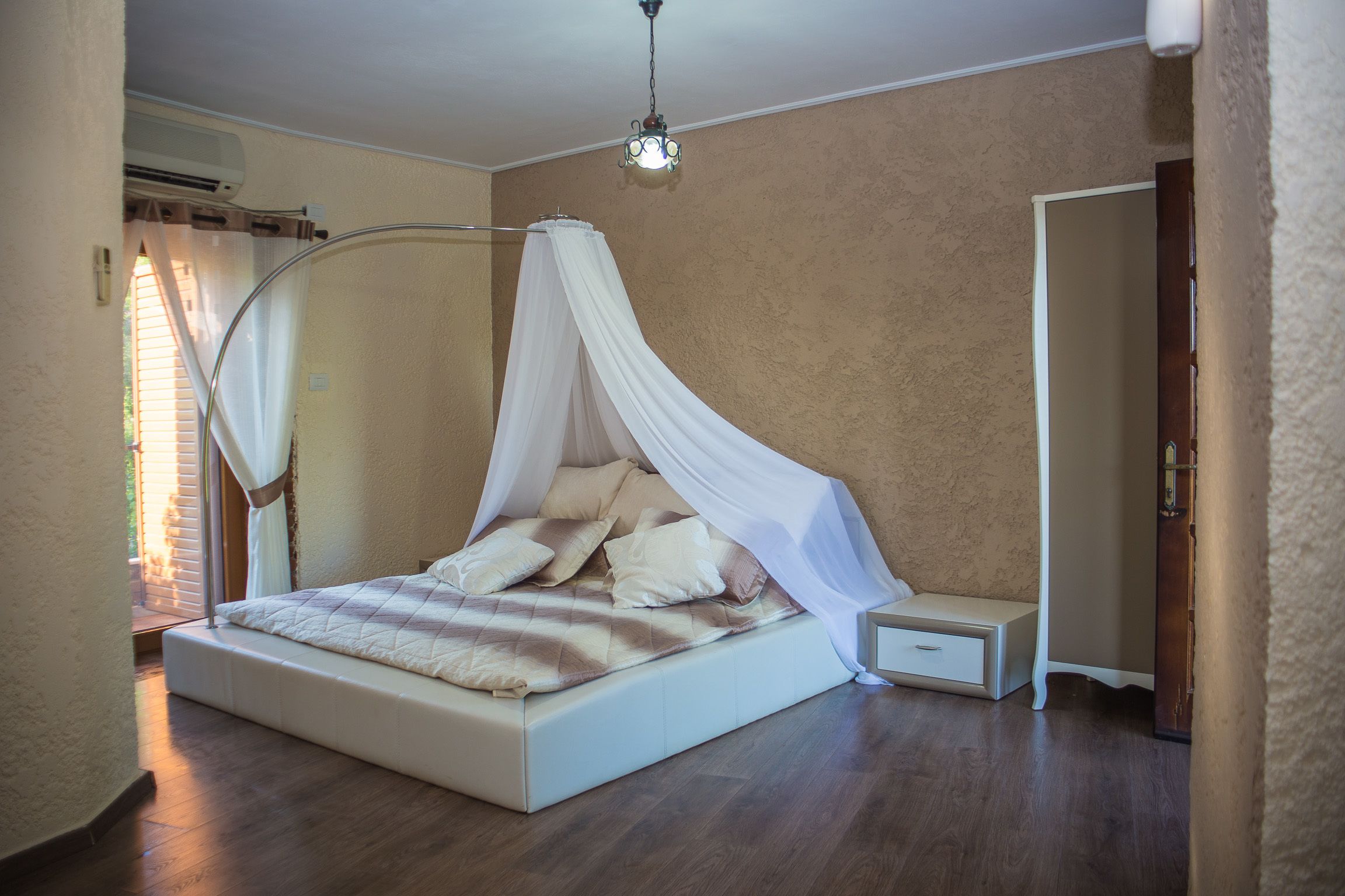 Desk, soundproofing, rollaway beds, bed sheets