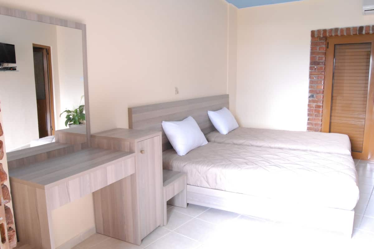 Habitación con 2 camas individuales, balcón | 1 habitación, escritorio, insonorización y camas extra