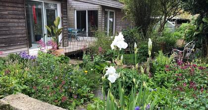 Single-storey house in green garden Dinan center