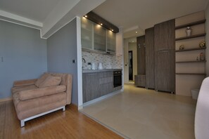 Leilighet, 1 soverom, terrasse | Eget kjøkken | Kjøleskap, ovn, kokeplater og vannkoker